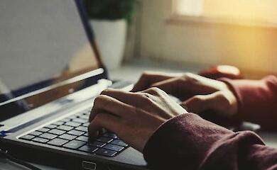 Как пол, этническая принадлежность и образование влияют на способность найти работу по интересам?