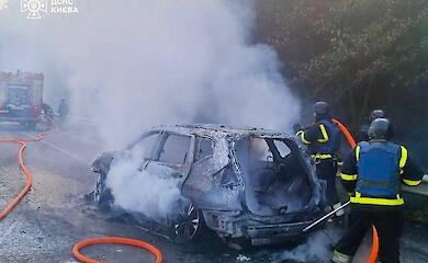 На Обухівському шосе через падіння уламків дрона постраждав водій, пожежа знищила легкове авто