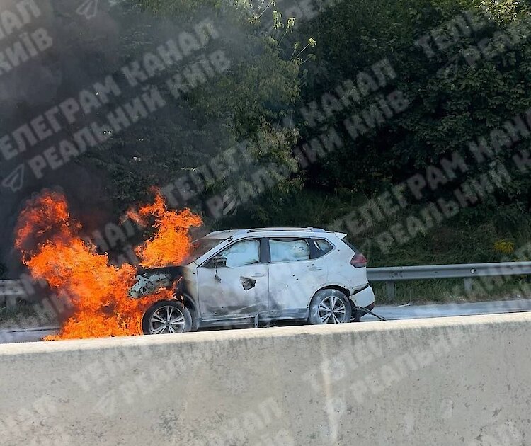 На Обуховском шоссе от обломков дрона пострадал водитель, пожар уничтожил авто