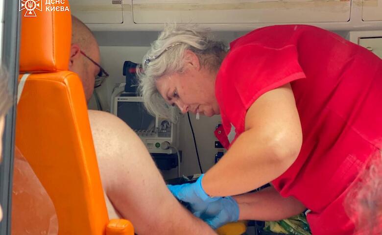 На Обуховском шоссе от обломков дрона пострадал водитель, пожар уничтожил авто