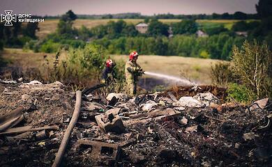 На Обуховщине продолжается ликвидация пожаров, вызванных российскими обстрелами (фото)
