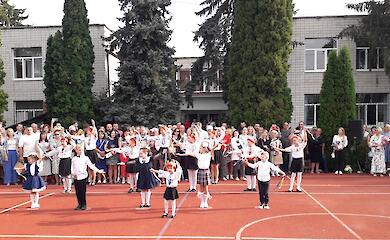 Замість квітів - допомога ЗСУ: в Обухівському ліцеї зібрали 25 тисяч на дрони