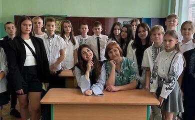 Jerry Heil завітала на перший дзвоник в рідну школу на Обухівщині і зробила сюрприз учням (ВІДЕО)