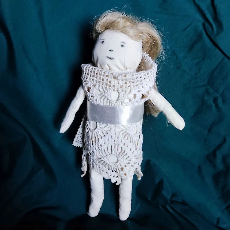 Обуховская кукольница воссоздала куклу с печальной историей