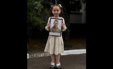 Обухівська першокласниця пішла на свято першого дзвоника з портретом загиблого татка