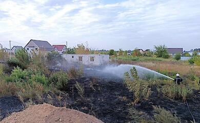Пожежі на занедбаних ділянках Обухівщини загрожують майну сусідів