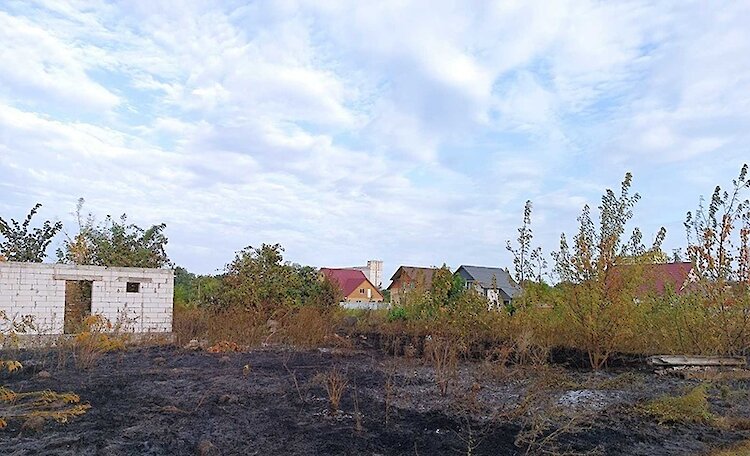 Пожежі на занедбаних ділянках Обухівщини загрожують майну сусідів
