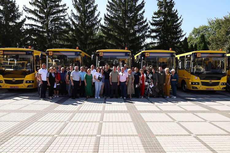 Дві громади Обухівщини отримали нові шкільні автобуси