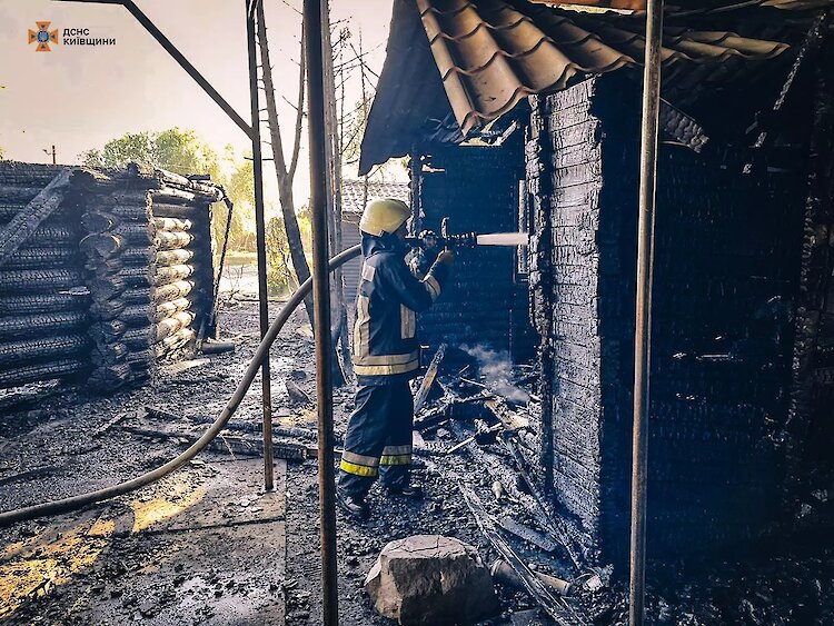 На Обухівщині загорілось кафе: рятувальники ліквідували пожежу