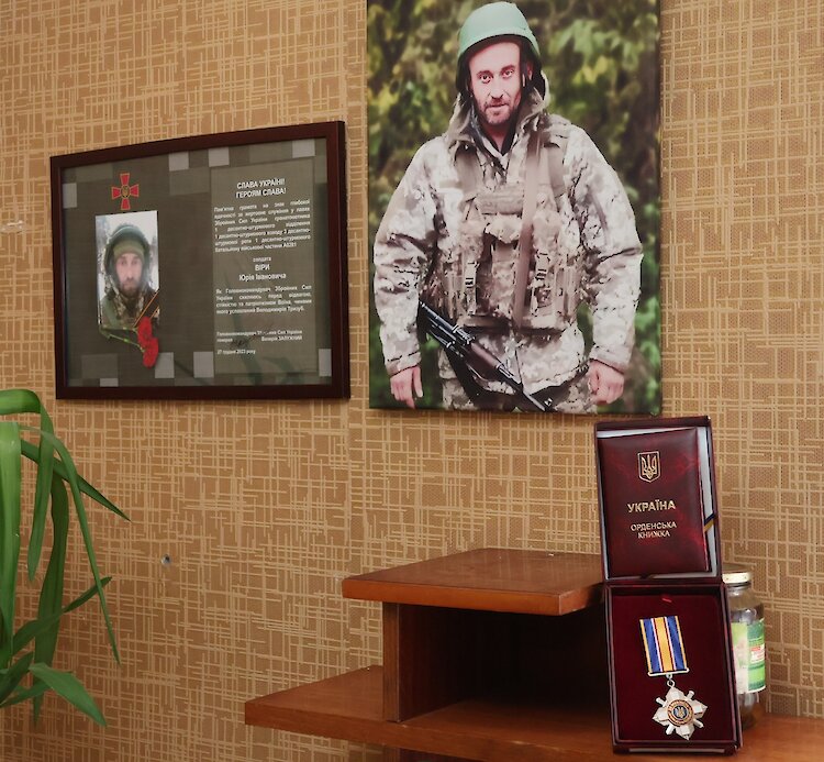 Маме павшего защитника из Василькова вручили его посмертную награду