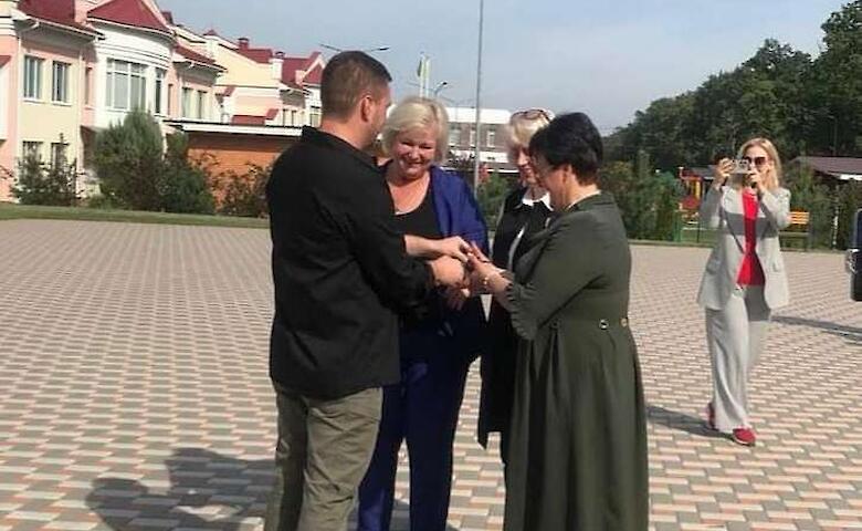 Дві громади Обухівщини отримали шкільні автобуси українського виробництва