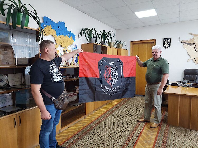 Богуславскому горсовету подарили уникальный флаг с автографами защитников