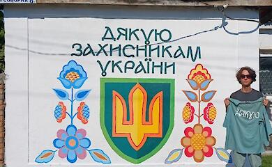 Художник из Обуховщины создал патриотическую стенопись в Винницкой области