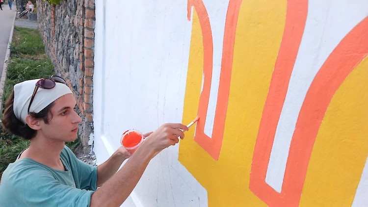 Художник из Обуховщины создал патриотическую стенопись в Винницкой области