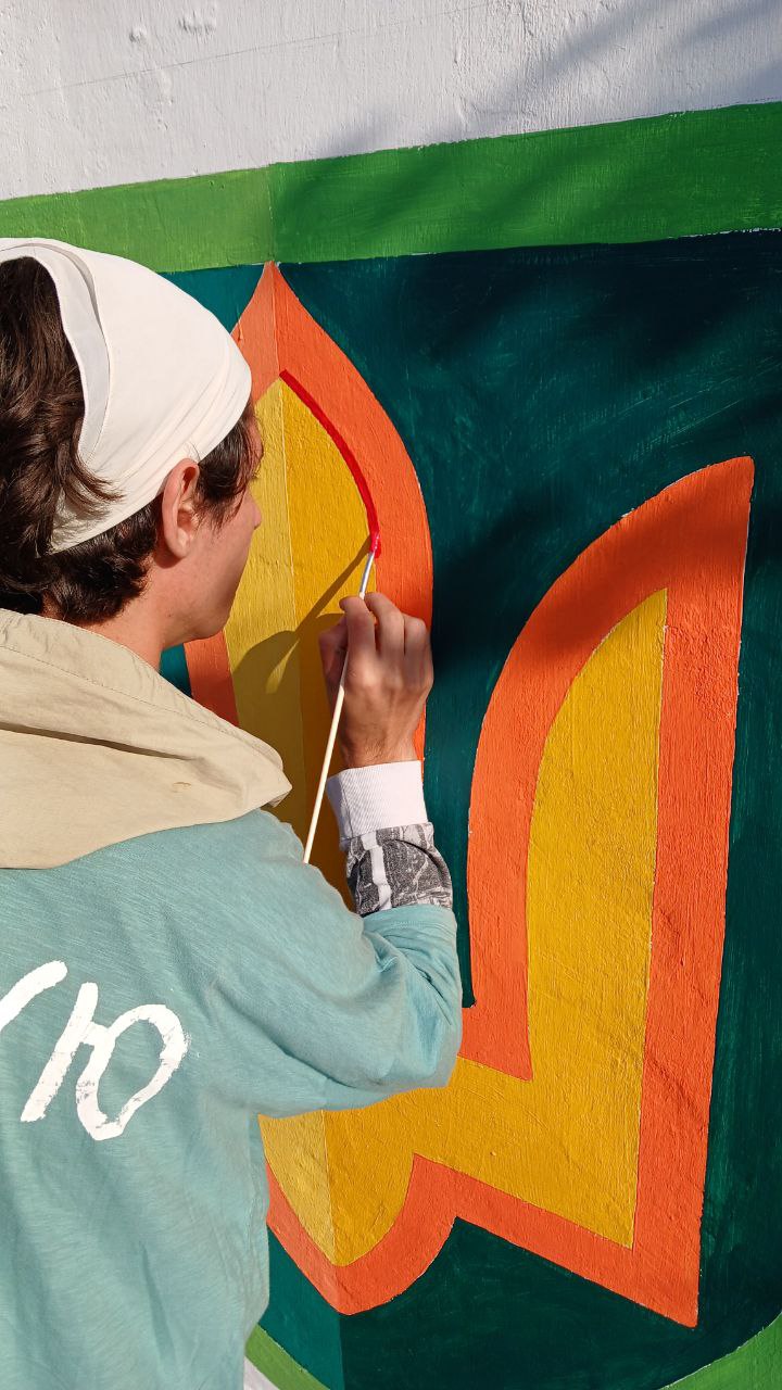 Художник из Обуховщины создал патриотическую стенопись в Винницкой области