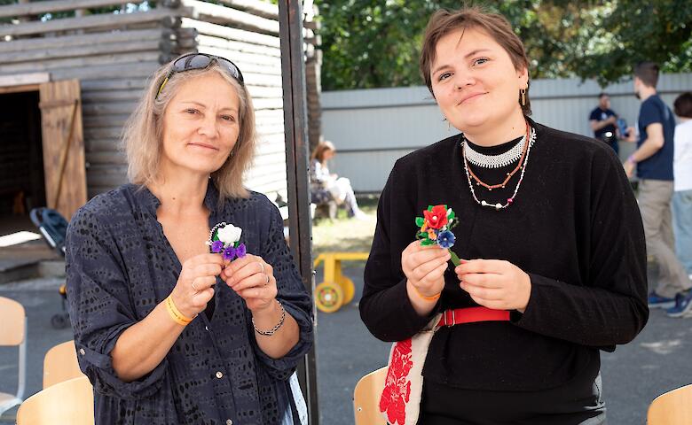 Обуховская мастерица учила делать свадебные цветы в музее Гончара