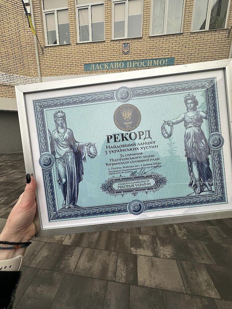 В селе вблизи Обухова установили рекорд с украинскими платками