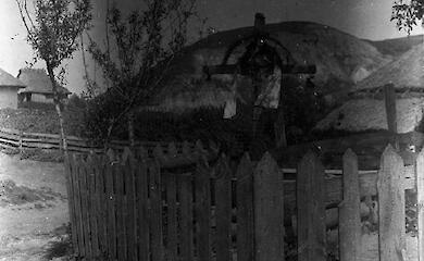 Обухівські хрести загалом і "Хрест біля криниці" в Обухові у 1911 році