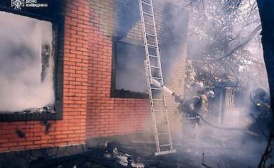 В результате атаки &laquo;Шахедами&raquo; загорелся жилой дом в селе вблизи Обухова
