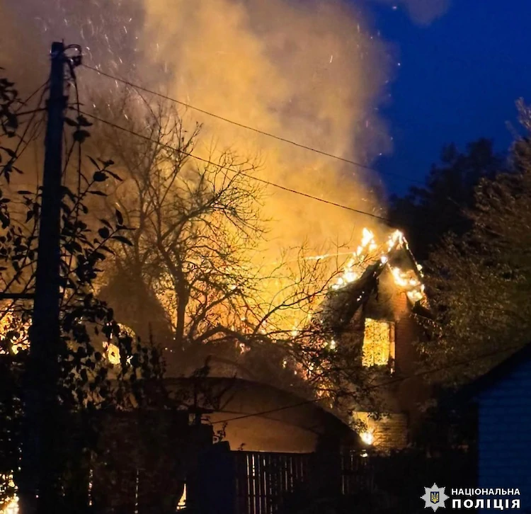 В результате атаки &laquo;Шахедами&raquo; загорелся жилой дом в селе вблизи Обухова