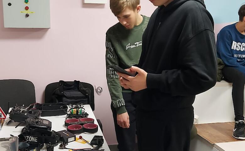 Школьников Обуховщины учили управлять дронами