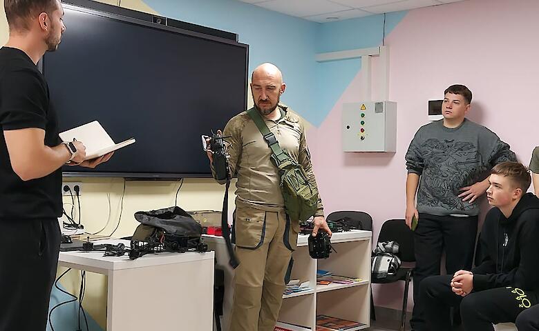 Школьников Обуховщины учили управлять дронами