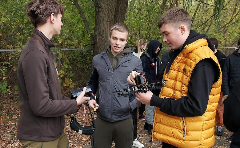 Школьников Обуховщины учили управлять дронами