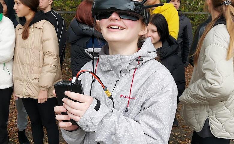 Школьников Обуховщины учили управлять дронами