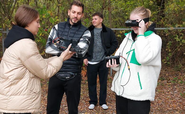 Школьников Обуховщины учили управлять дронами