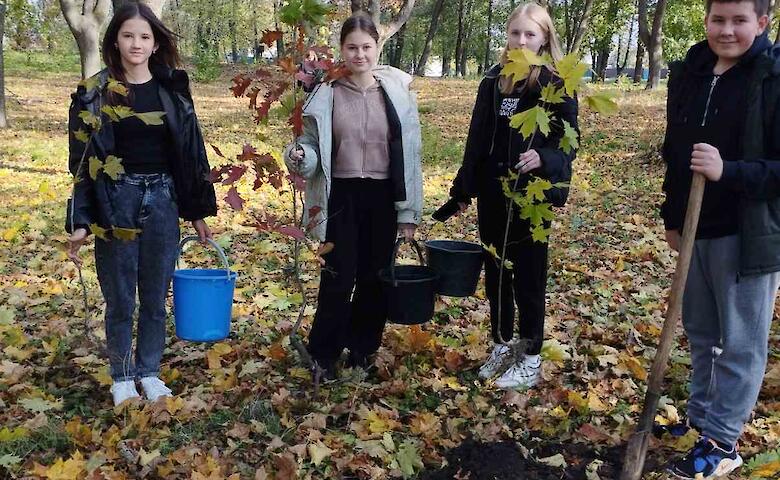 Екологічна толока: в громаді на Обухівщині садили "Дерева перемоги"