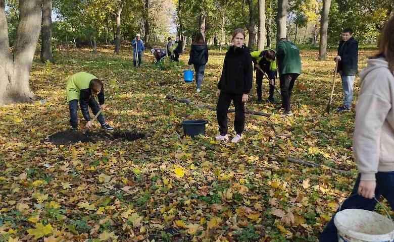 Екологічна толока: в громаді на Обухівщині садили "Дерева перемоги"