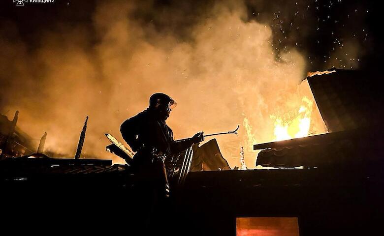 Огонь полностью уничтожил двухэтажный дом на Обуховщине