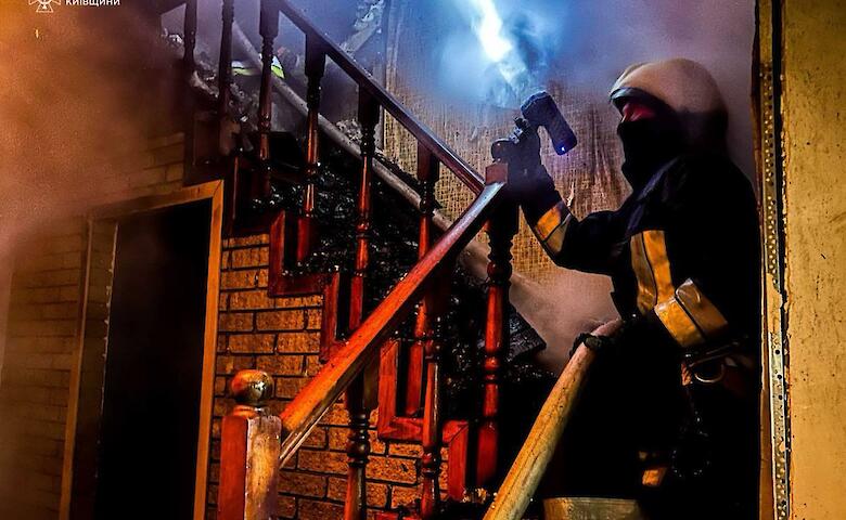 Огонь полностью уничтожил двухэтажный дом на Обуховщине