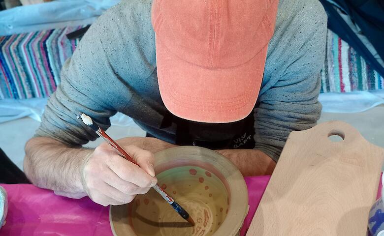 Военные и волонтеры проходят реабилитацию в гончарне на Обуховщине