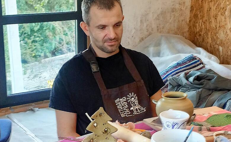 Военные и волонтеры проходят реабилитацию в гончарне на Обуховщине