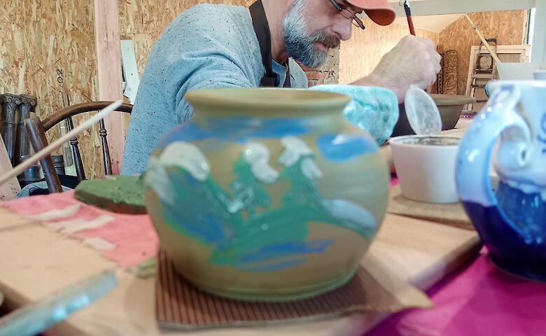 Военные и волонтеры проходят реабилитацию в гончарне на Обуховщине