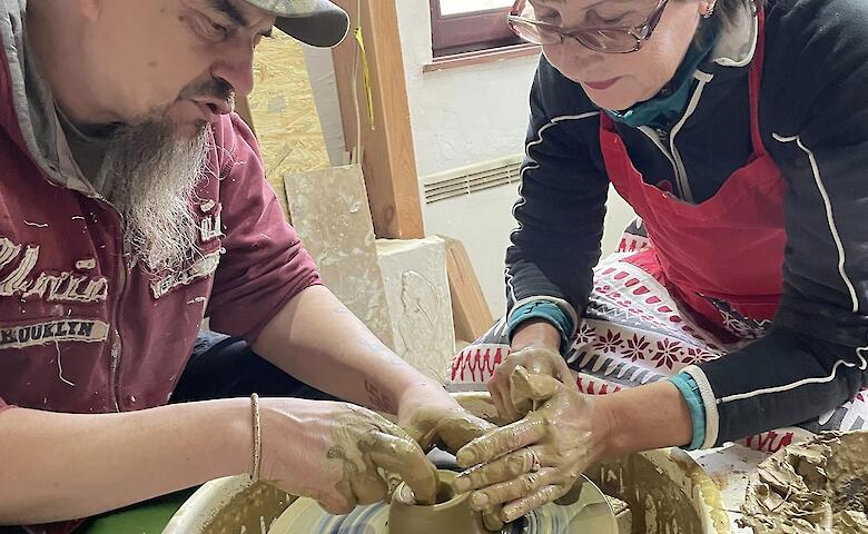 Военные и волонтеры проходят реабилитацию в гончарне на Обуховщине