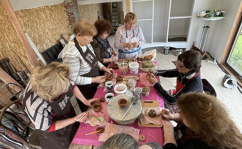 Военные и волонтеры проходят реабилитацию в гончарне на Обуховщине