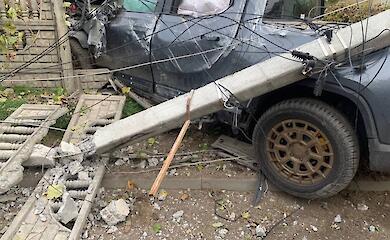 В результате ДТП на Обуховщине водитель снес забор и электроопору