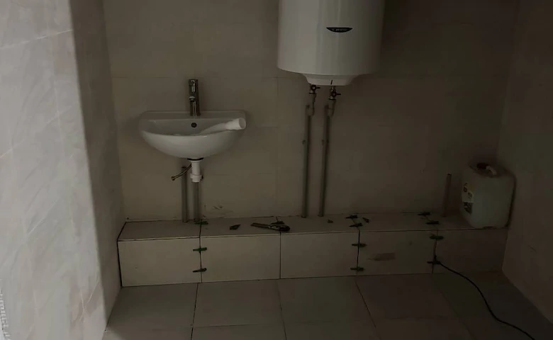 В Украинке продолжается ремонт укрытия в детском саду