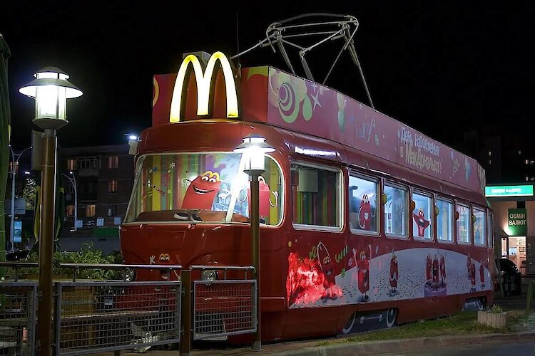 Детский трамвай из McDonald's в Киеве сдали на металлобазу Василькова