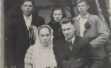 В сети появилась фотография обуховских проводов в армию за 1955 год