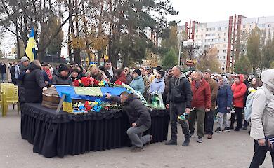 Долгая дорога домой: в Обухове попрощались с воином, тело которого вернула россия
