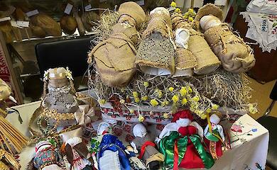 В Козинском музее началась выставка кукол-мотанок и соломенных изделий