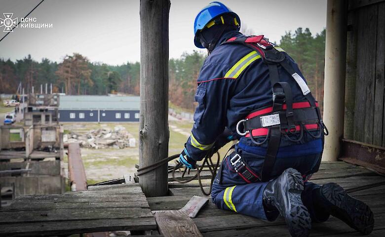 В Обухівському районі пройшли масштабні навчання рятувальників-верхолазів