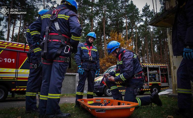В Обухівському районі пройшли масштабні навчання рятувальників-верхолазів
