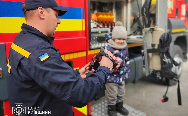 Обухівські рятувальники здійснили мрію маленького іменинника