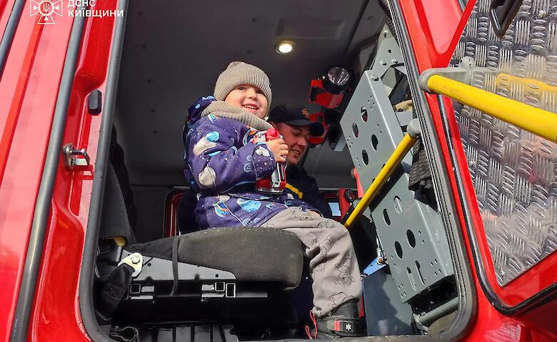 Обухівські рятувальники здійснили мрію маленького іменинника