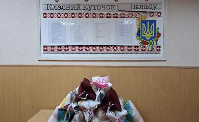 Обуховские школьники продолжают шить подушки для военных