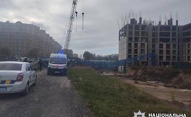 На стройке под Киевом упал кран: крановщик погиб